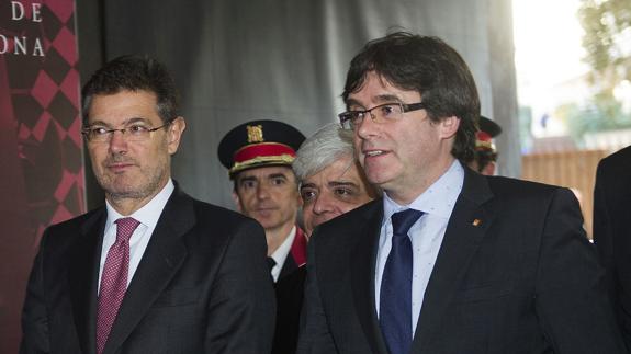 Rafael Catalá (i) y Carles Puigdemont, durante un acto en Barcelona.