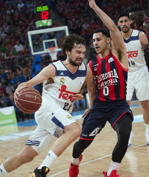 Llull, en una acción ante Larkin. 