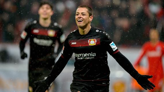 Chicharito celebra un gol ante el Eintracht de Frankfurt . 