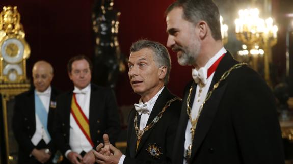 mauricio Macri conversa con el Rey en el Palacio Real.