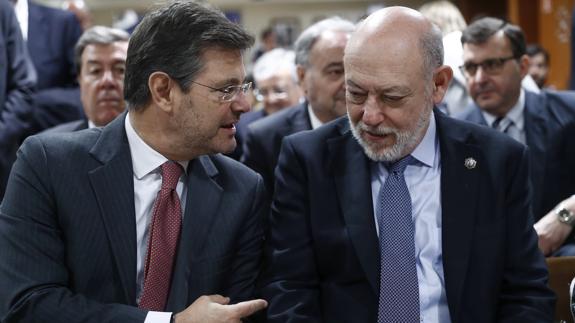 El ministro de Justicia, Rafael Catalá (i), y el fiscal general del Estado, José Manuel Maza.