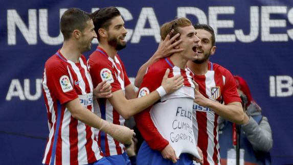 Los jugadores del Atlético celebran un gol al Valencia, y Gabi lleva la mano vendada. 
