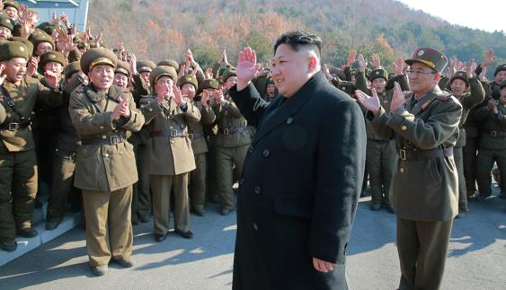 Kim Jong Un saluda. 