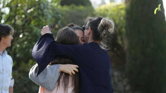 Una mujer abraza a dos menores tras el tiroteo.