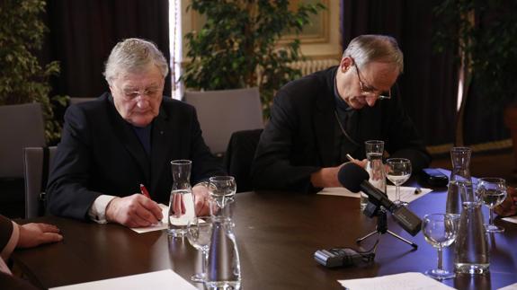 El metodista Harold Good, a la izquierda, y el católico Mateo Zuppi, en el acto del desarme de Bayona.