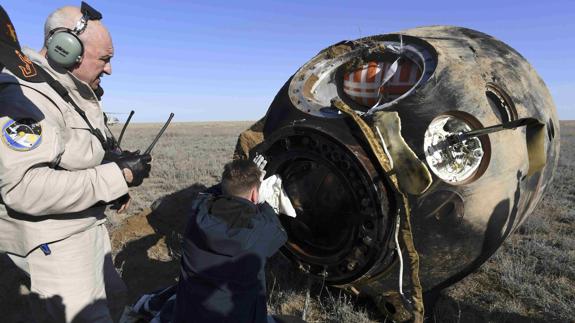 Imagen de la nave rusa Soyuz MS-02 tras su aterrizaje.