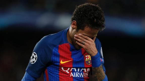 Neymar se lamenta tras la elminación del Barça en Champions. 