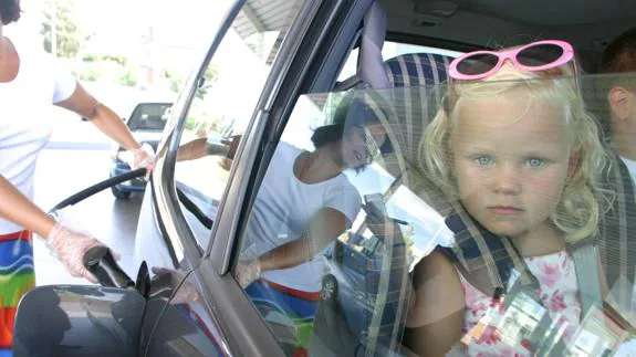 El experto recomienda no tapar las ventanillas del coche para que el niño pueda mirar a lo lejos.