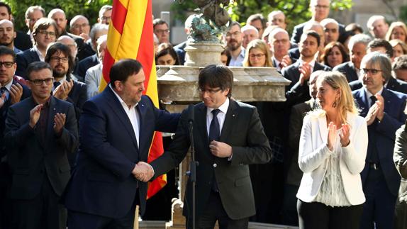 Carles Puigdemont (c.), en un acto soberanista.