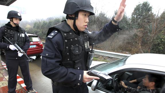 Agentes de policía chinos.