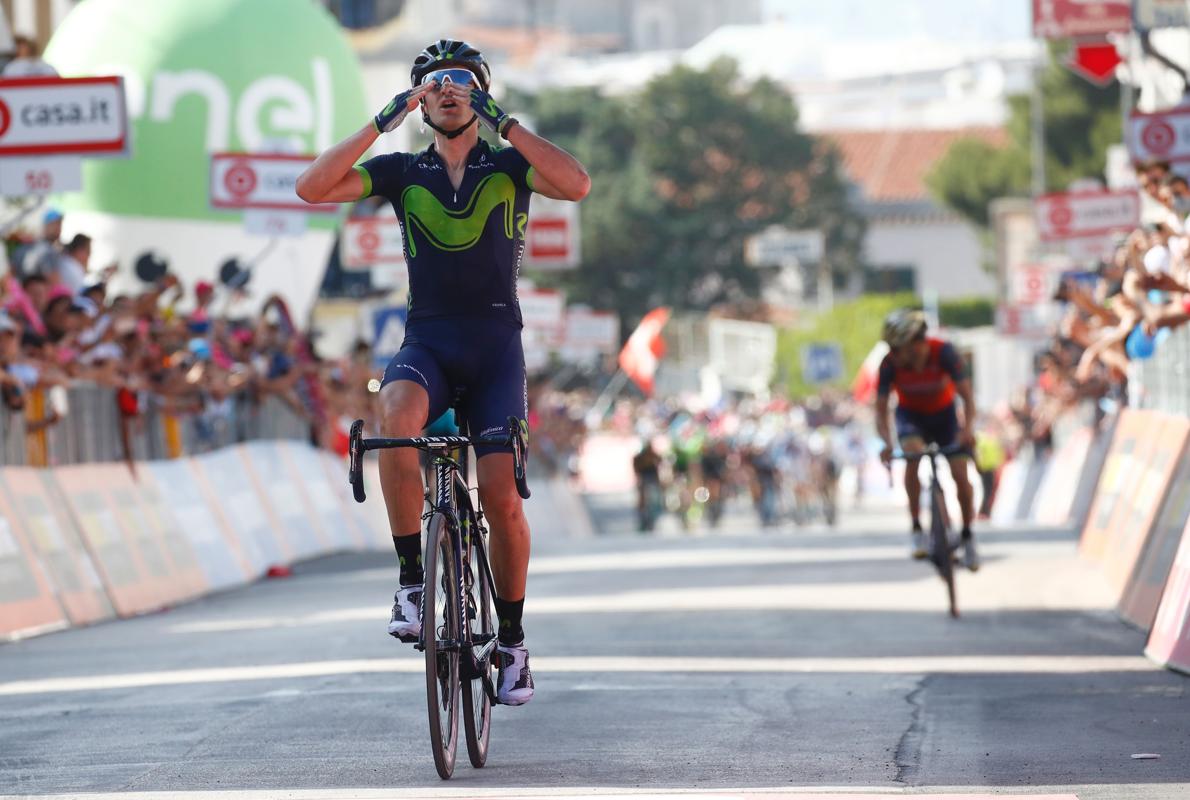 Gorka Izagirre, corredor español de Movistar, celebra su triunfo en la octava etapa