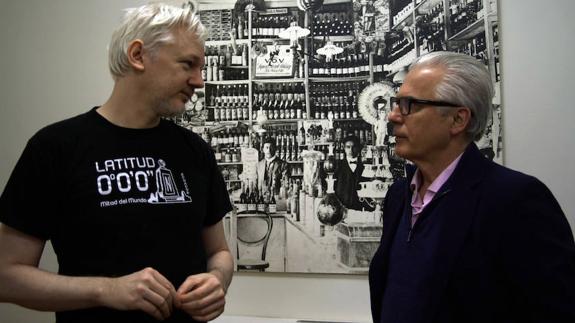 Assange (i) y Garzón, antes de una rueda de prensa. 