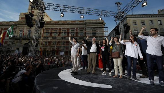 Iglesias, en el escenario con varios compañeros. 