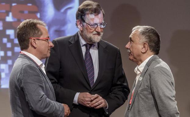 Mariano Rajoy con el secretario general de UGT, Pepe Álvarez (d) y Pedro Hojas, secretario general de UGT-FICA.