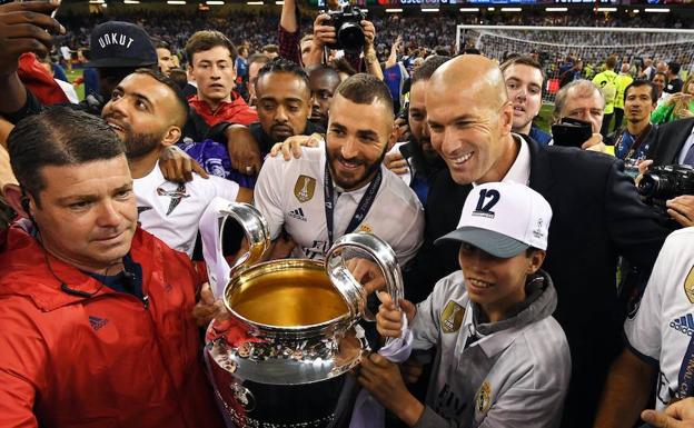 Zidane posa con la 'orejona' junto a Benzema. 