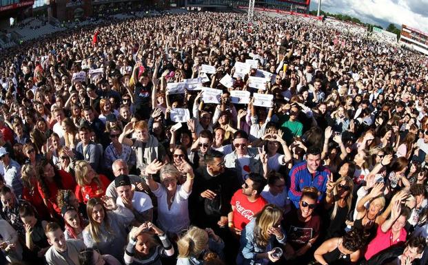 Asistentes al concierto homenaje a las víctimas de Mánchester. 