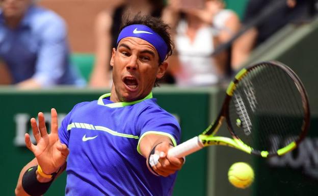 Nadal golpea la bola. 