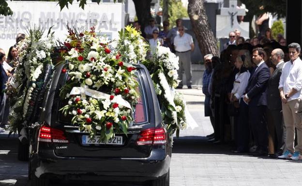 El coche fúnebre llega al cementerio de Las Rozas, en Madrid.