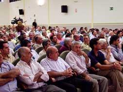 Imagen delos aproximadamente 200 ganaderos asistentes a la asamblea en Monesterio.|R.M.