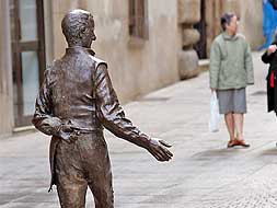 La escultura de homenaje a la jota de El Redoble reproduce una pareja bailando. Falta  la mujer./ MARISA