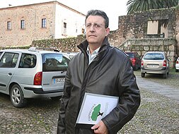Juan Jesús Collado produce bombones de higos ecológicos.|LORENZO CORDERO