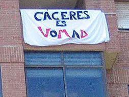 Pancarta en una terraza en apoyo del Womad. / JORGE REY