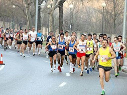La maratón pasa por el Paseo Fluvial y puede verse a Eusebio Rosa, con el dorsal número 1, vencedor de la prueba. / ALFONSO