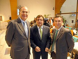 El presidente extremeño, Guillermo Fernández Vara, junto a Jesús Medina, presidente de Caja Extremadura y el consejero de Fomento, José Luis Quintana.|BRÍGIDO