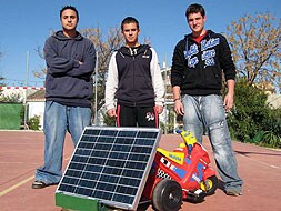 Carlos, José Ramón y Francisco José siguen perfeccionando el invento. / MPAZ