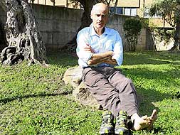 Hamish Fulton realiza sus obras mientras camina con los pies descalzos./ E.P.