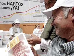 La Unión de Pequeños Agricultores   se ha manifestado hoy en Madrid en demanda de medidas eficaces para paliar la crisis de precios y costes de producción del sector ganadero y procederá al reparto de miles de bandejas de carne. EFE