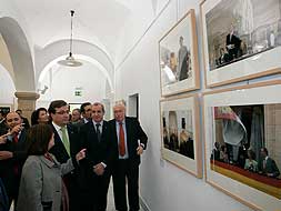 El presidente extremeño, Guillermo Fernández Vara, y el de la Asamblea, Juan Ramón Ferreira, durante la inauguración de la exposición "Extremadura. Un compromiso real". |EFE