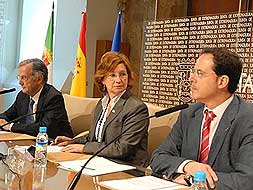 La consejera de Economía, el presidente de Carrefour y el presidente de AFRUEX, durante la firma del acuerdo. / BRÍGIDO