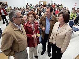 Alejo Salas, Carmen Heras, Cipriano Madejón y Emilia Guijarro, anoche, durante la asamblea. / M. NÚÑEZ