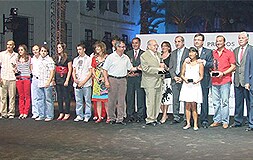 El presidente Fernández Vara con los deportistas extremeños galardonados, anoche en Zafra. / V. PAVÓN