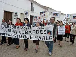 Los vecinos de Cristina se manifestaron en el año 2003 para pedir justicia. Cinco años después sigue sin saberse qune matóa  a Justa./HOY