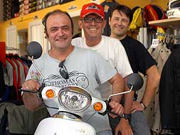 Los tres amigos bromean encima de una moto. / CASIMIRO