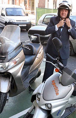 José Antonio Monago junto a su moto. / ALFONSO