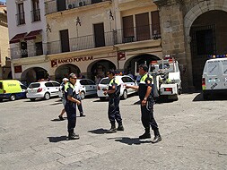 Varios policías locales, ayer, enla Plaza Mayor de Plasencia./PALMA