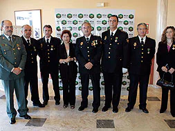La alcaldesa, el comisario y el teniente coronel de la Guardia Civil junto a varios condecorados. / MARISA NÚÑEZ