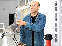 El investigador José Antonio Masero en la Uex con una grulla./ EMILIO PIÑERO