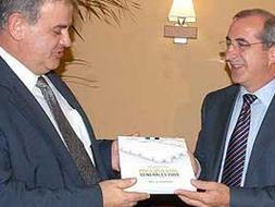 Ángel Franco, consejero de Hacienda, y Juan Ramón Ferreira, presidente de la Asamblea de Extremadura, esta mañana, en la presentación de las cuentas regionales. / BRÍGIDO