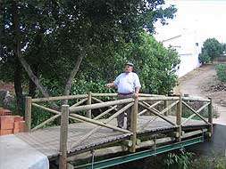 ENTRE DOS PAÍSES. Joaquín cruza el considerado puente internacional más pequeño del mundo, entre El Marco español y el pueblo portugués de Marco. / ESPERANZA RUBIO