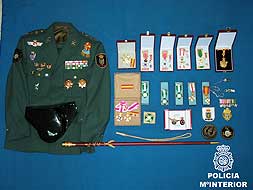 Traje e insignas encontradas al detenido.|HOY