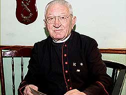Don Apolonio recibirá mañana viernes un merecido homenaje por su 50  años como capellán de su querido Badajoz. / EMILIO PIÑERO
