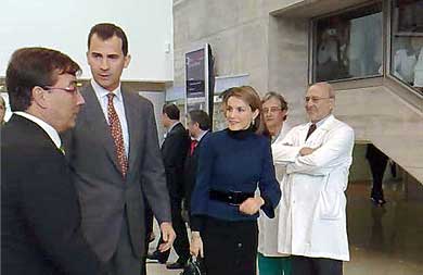 El preseidente de la Junta recibe  a los Príncipes de Asturias en el Centro de Mínima Invasión./ LORENZO CORDERO