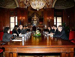 El presidente extremeño con el ministro de Obras Públicas, Mario Lino, ayer en Lisboa. / CEDIDA
