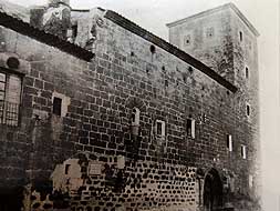 Fachada del palacio con la torre desparecida antes de ser reformado en 1917