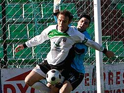 El jugador emeritense Sabino crea una ocasión de gol ante el cancerbero Raúl. | JM ROMERO