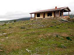 Imagen de la vivienda construida por la esposa de miguel Ángel Gallardo junto al embalse de Orellana.|ALFONSO